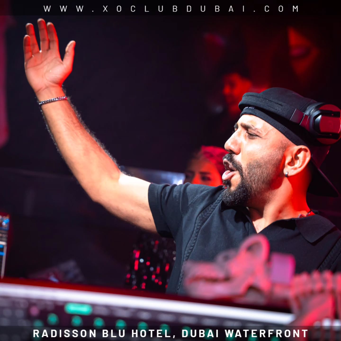 Nightclub atmosphere and crowd